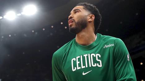 Nach 298 Tagen Verletzungspause feiert Jayson Tatum beim 120:100-Sieg über die Mavericks sein lang ersehntes Comeback. Auf der Pressekonferenz spricht der Celtics-Star über seine Emotionen.