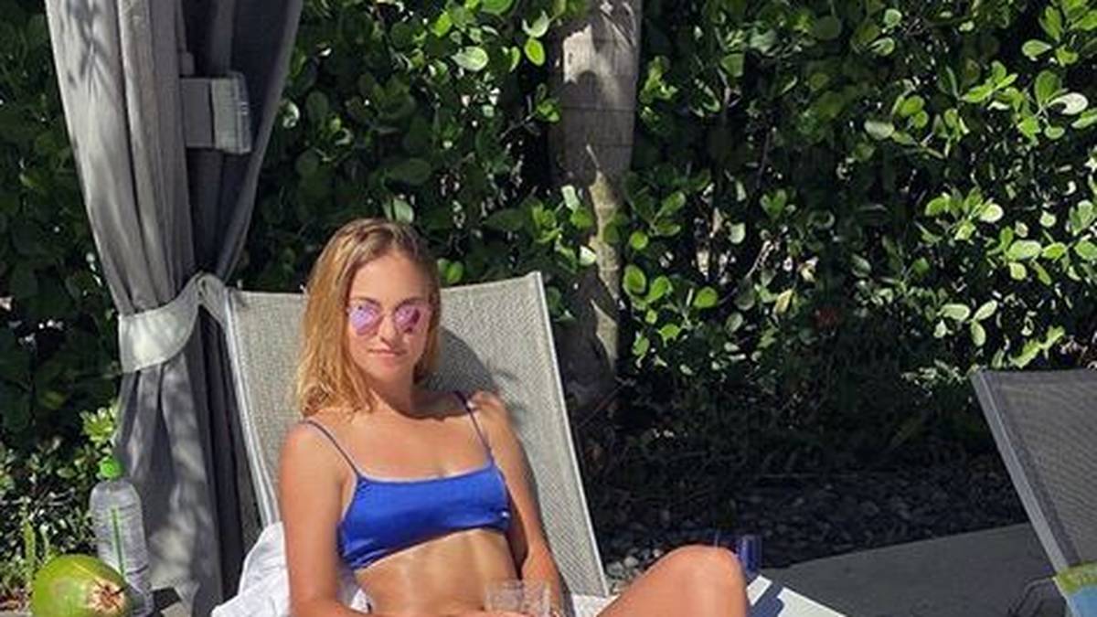 Überhaupt kann man es sich auch daheim gemütlich machen - wie Anna Kalinskaya beweist. Sie lässt es sich am Pool gutgehen