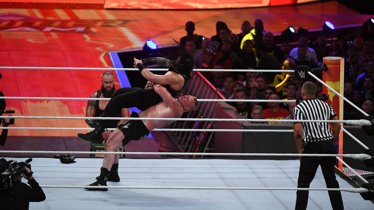 Reigns will unter diesen Umständen erst recht einen schnellen Sieg einfahren, überrascht Lesnar sofort mit seiner Finish-Sequenz. Nach einer Reihe von Superman Punches sitzt auch der Spear