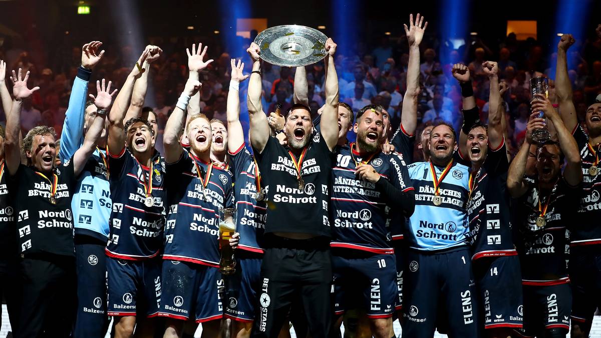 In einem Krimi-Finale lassen die Norddeutschen ihren Verfolger Rhein-Neckar Löwen hinter sich und sichern sich den Meistertitel