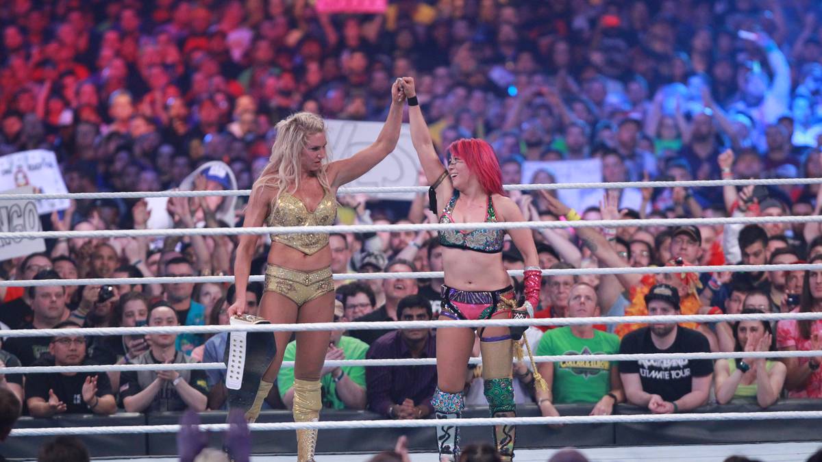 Charlotte Flair (l.) besiegte bei WrestleMania 34 Asuka