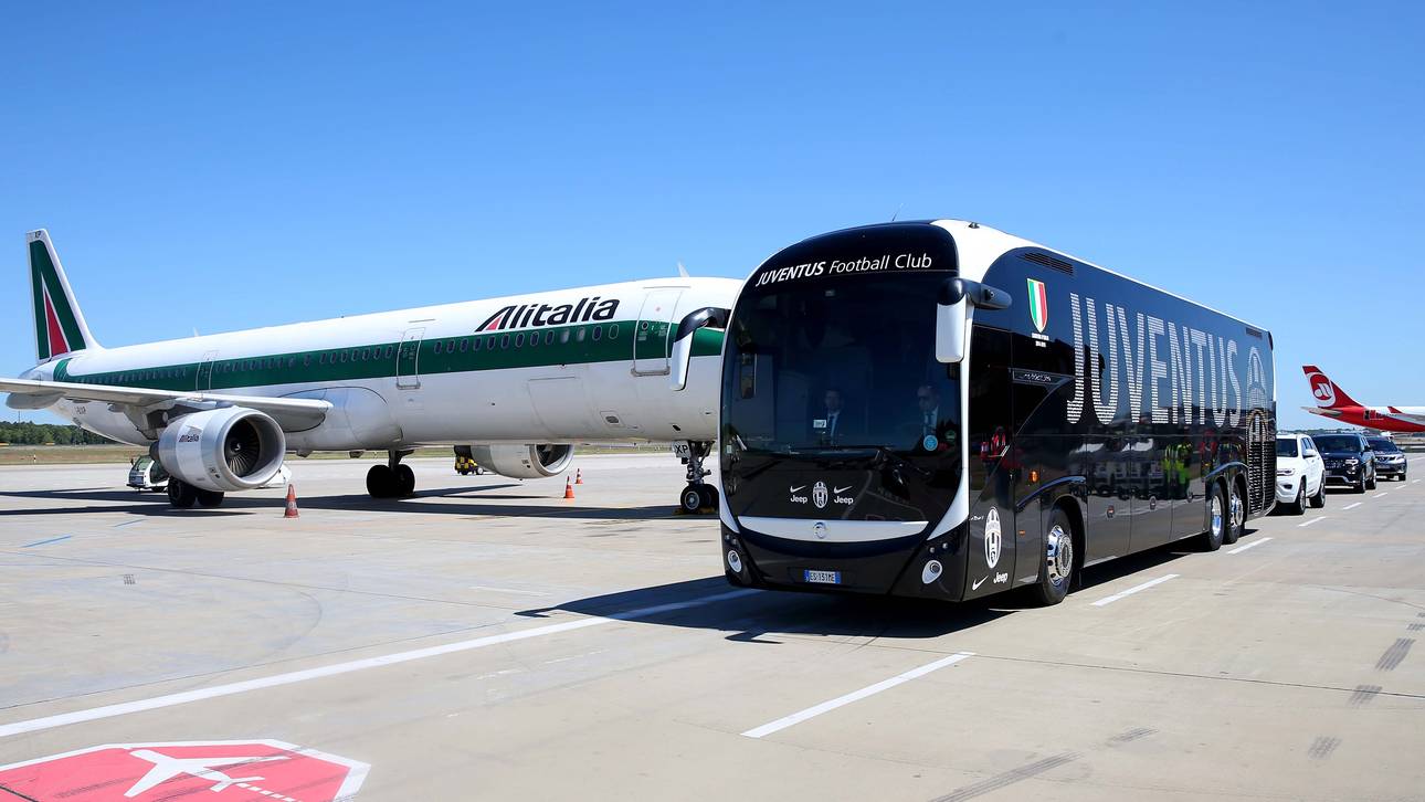 Juve-Bus mit Eiern beworfen