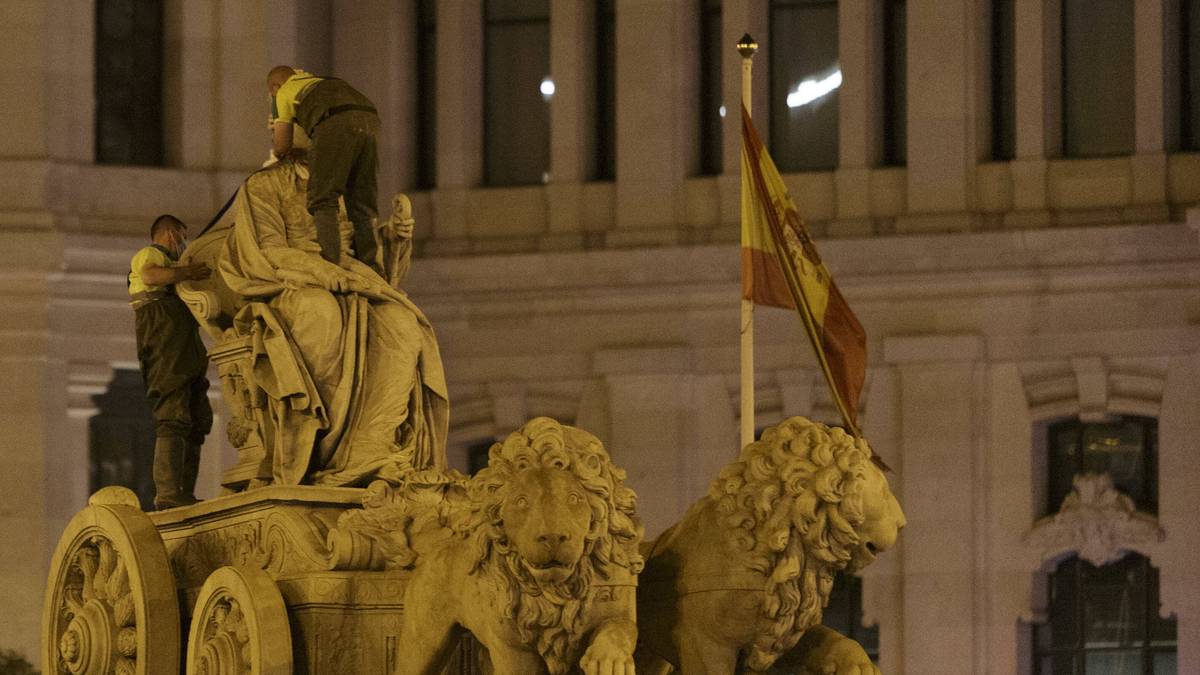 Mitarbeiter des Madrider Stadtrats hängten der Göttin Cibele einen weißen Umhang um
