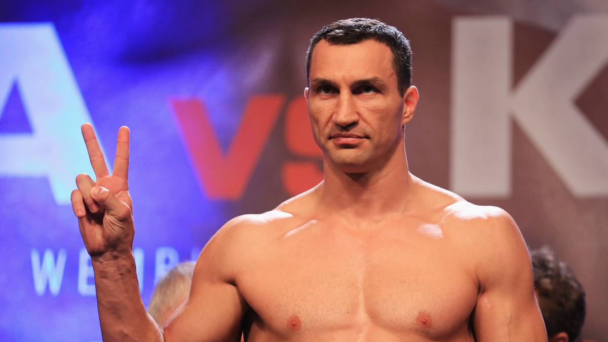 Aber auch Klitschko gibt sich siegessicher, zeigt das V, das für "Victory" steht