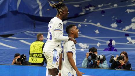 Eduardo Camavinga (l:) und Doppeltorschütze Rodrygo brachten Real Madrid ins Finale der Champions League