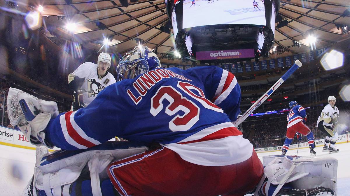 HENRIK LUNDQVIST: Der Keeper hält mehrere Rekorde bei den NY Rangers. So absolvierte er 2013/14 die meisten Spiele ohne Gegentore in der Franchisegeschichte. Bei den Fans ist "The King" der Liebling