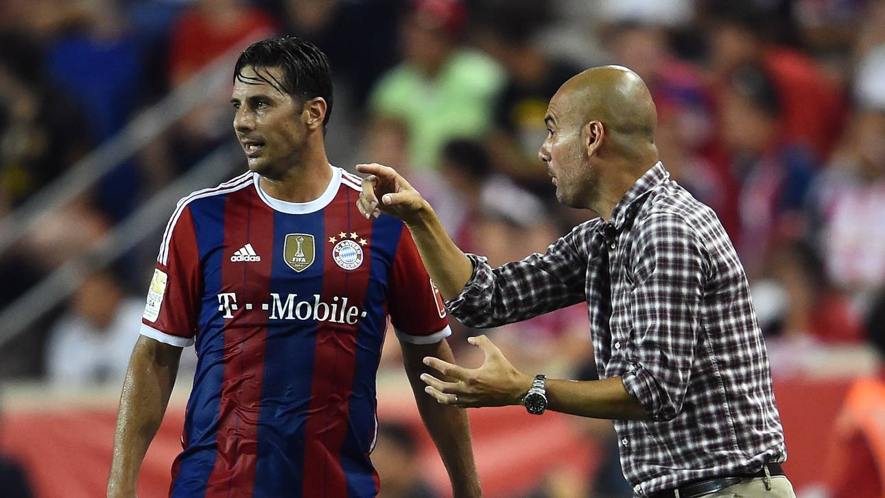 Pep Guardiola (r.) gibt Claudio Pizarro Anweisungen