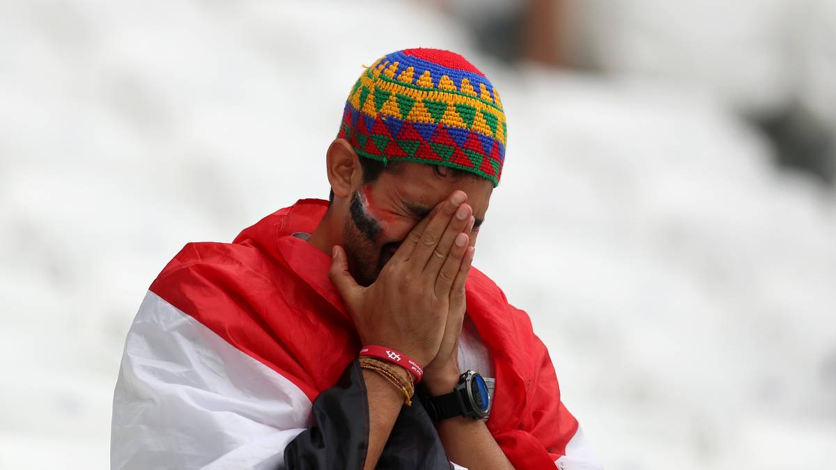 ... während dieser Ägypter seinen Emotionen freien Lauf lässt