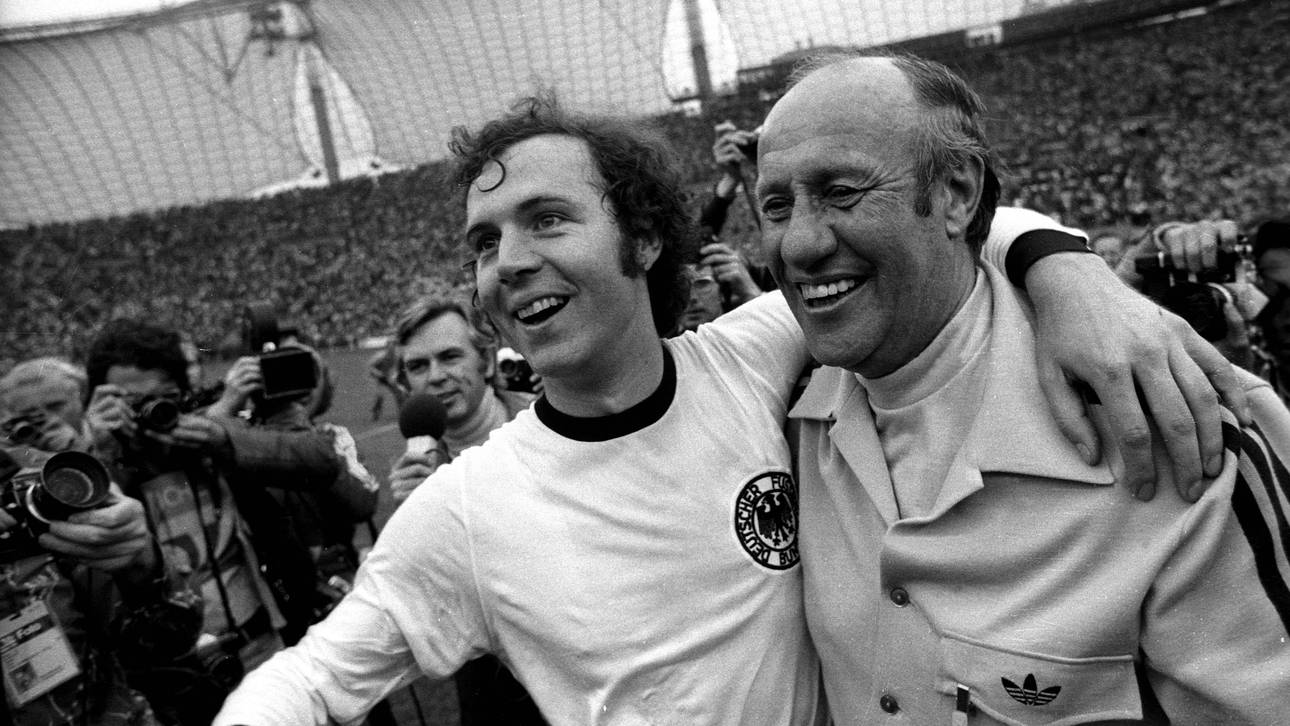 Dieter Kürten (links hinter Franz Beckenbauer) bei der WM 1974