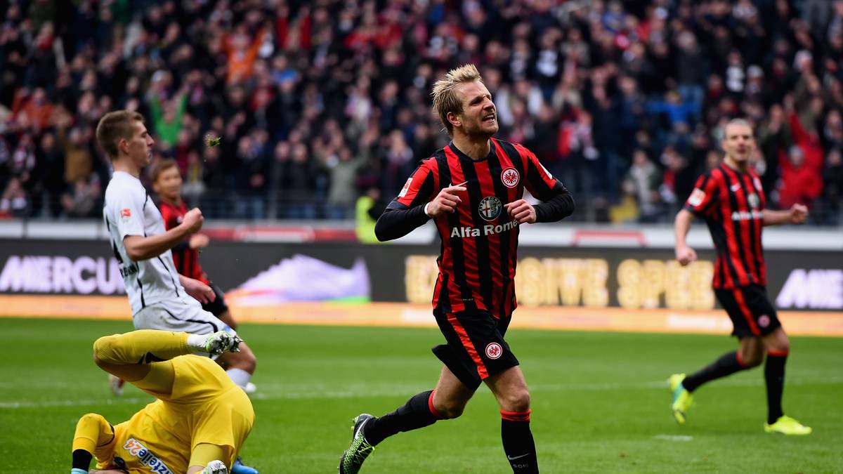 Das dritte Tor erzielt Stefan Aigner, der Torwart Lukas Kruse tunnelt