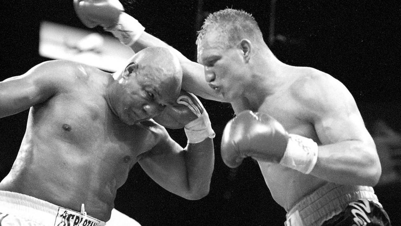 Der umstrittene Kampf zwischen George Foreman (l.) und Axel Schulz (r.)