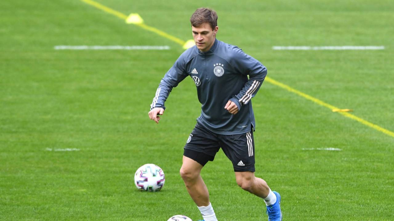Ridle Baku vom VfL Wolfsburg könnte für Joshua Kimmich Rechtsverteidiger spielen