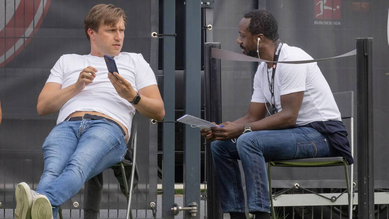 Ben Manga (r.) im Gespräch mit Markus Krösche (l.)