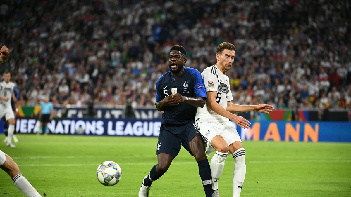 SAMUEL UMTITI: Bringt Debütant Areola mit einem arg schlampigen Rückpass einmal kurz in Schwierigkeiten, ansonsten aber wie Varane zunächst mit einem wenig aufregenden Tag im Büro. Im Dauerregen der zweiten Halbzeit gerät er mit den Kollegen ein, zwei Mal ins Schwimmen. SPORT1-Note: 3,5
