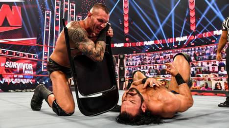 WWE ChampionRandy Orton bekämpft Drew McIntyre bei WWE Monday Night Raw mit einem Stuhl