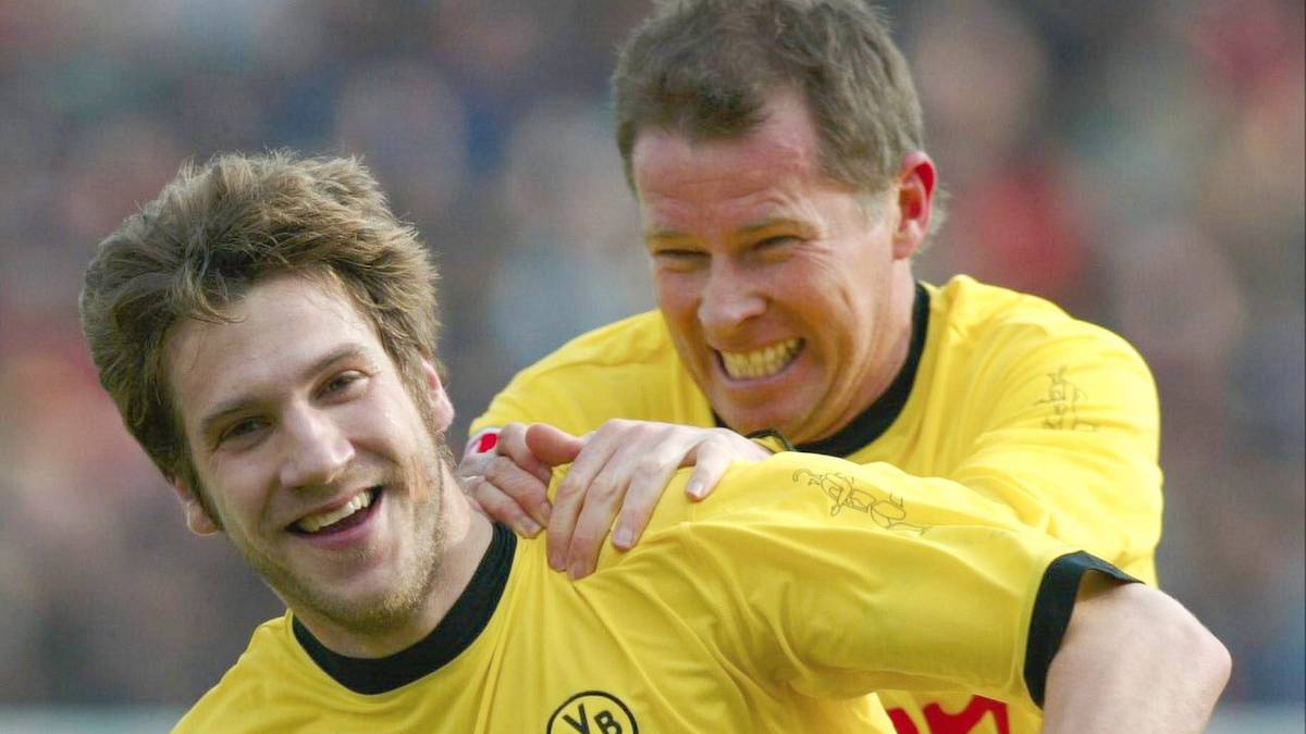 Fussball: 1. BL 03/04, Hannover 96-Borussia Dortmund Stefan Reuter bejubelt einen Treffer seines Teamkollegens Torsten Frings, der ebenfalls für München und Dortmund aufgelaufen ist
