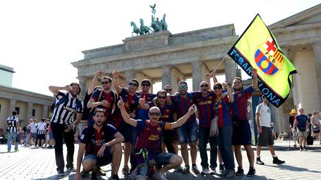 Fans beider Finalteams vor dem Brandenburger Tor