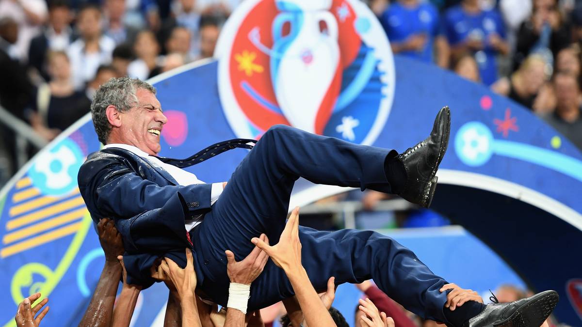 Die Portugiesen lassen ihren Macher, Trainer Fernando Santos, hochleben. Es steht eine lange Nacht bevor