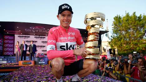 Christopher Froome zeigt den Pokal für den Sieger des Giro d'Italia