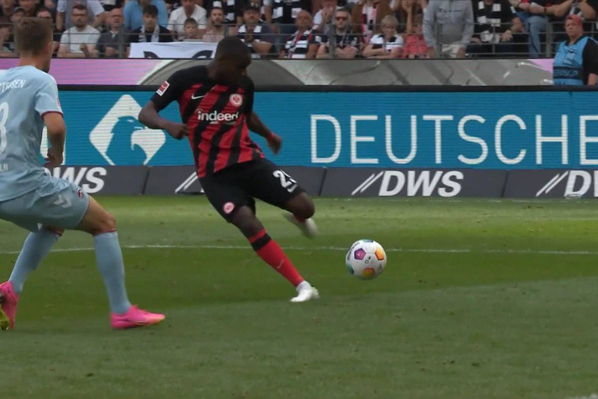 Im ersten Spiel nach dem Zoff-Abgang von Randal Kolo Muani tut sich Eintracht Frankfurt gegen Köln lange schwer. Als schon alles nach einer Pleite aussieht, schlägt ein Neuzugang bei seinem Debüt direkt zu.