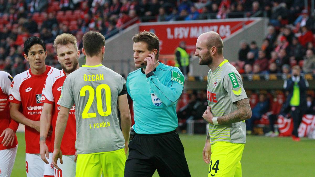 Der bestätigt seinem Kollegen trotz Zeitlupe eine falsche Entscheidung, anstatt sie zu korrigieren: "Kontakt am Knie" -  Elfmeter. Köln fühlt sich abermals verschaukelt und der Videobeweis gerät wiederholt ins Kreuzfeuer