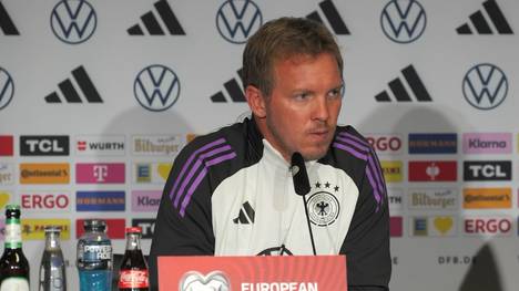 Vor dem Spiel gegen Nordirland in der WM-Qualifikation muss sich Bundestrainer Julian Nagelsmann einer frechen Reporter-Frage stellen. 