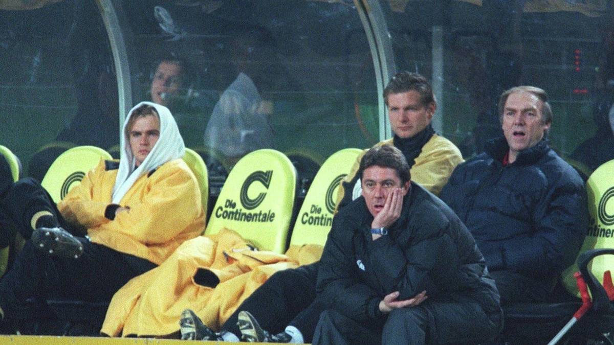 Skibbes Entlassung hielt den Sturz nicht auf, auch Nachfolger Bernd Krauss schaffte die Wende nicht. Fünf Spieltage vor Saisonende war der BVB nur zwei Punkte von den Abstiegsplätzen entfernt - und zog erneut die Reißleine