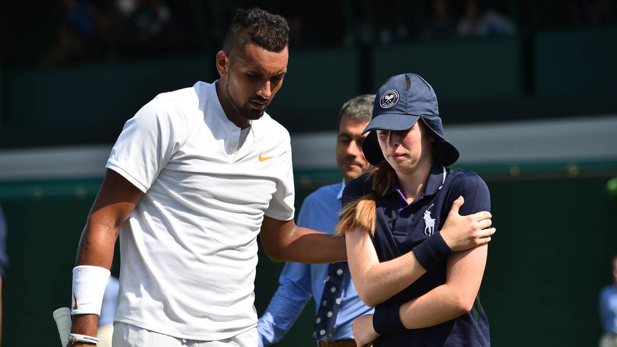 WIMBLEDON, 2018: Dass in Rüpel Kyrgios auch ein weiches Herz schlägt, beweist er, als er ein Ball-Kind beim Aufschlag abschießt. Mit 222 km/h trifft er das Mädchen am Oberarm