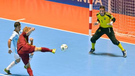 Torschuss beim Futsal zwischen Russland und Argentinien