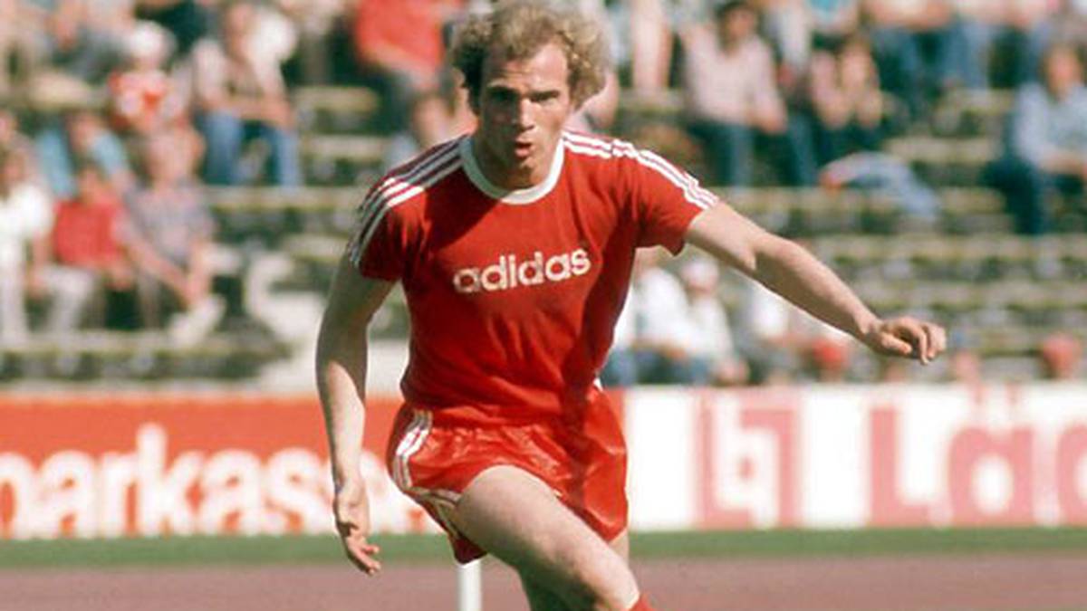 Über seine Vergangenheit als Spieler: "Ich habe mir früher im Training Schienbeinschützer angezogen, weil ich wusste, wenn der 'Bulle' Roth sauer auf mich ist"