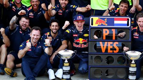 Max Verstappen (mit Schild) feierte in Spanien den ersten Sieg seiner Formel-1-Karriere