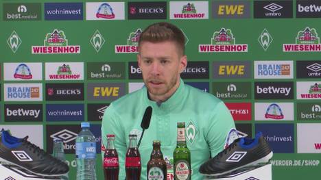 Mitchell Weiser könnte als Nationalspieler für Algerien auflaufen. Auf einer Pressekonferenz spricht der Werder-Profi über einen möglichen Wechsel.