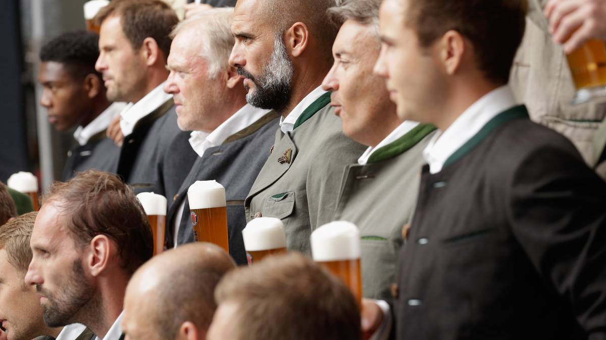 Auch der katalanische Trainer Pep Guardiola posiert in der bayerischen Tracht