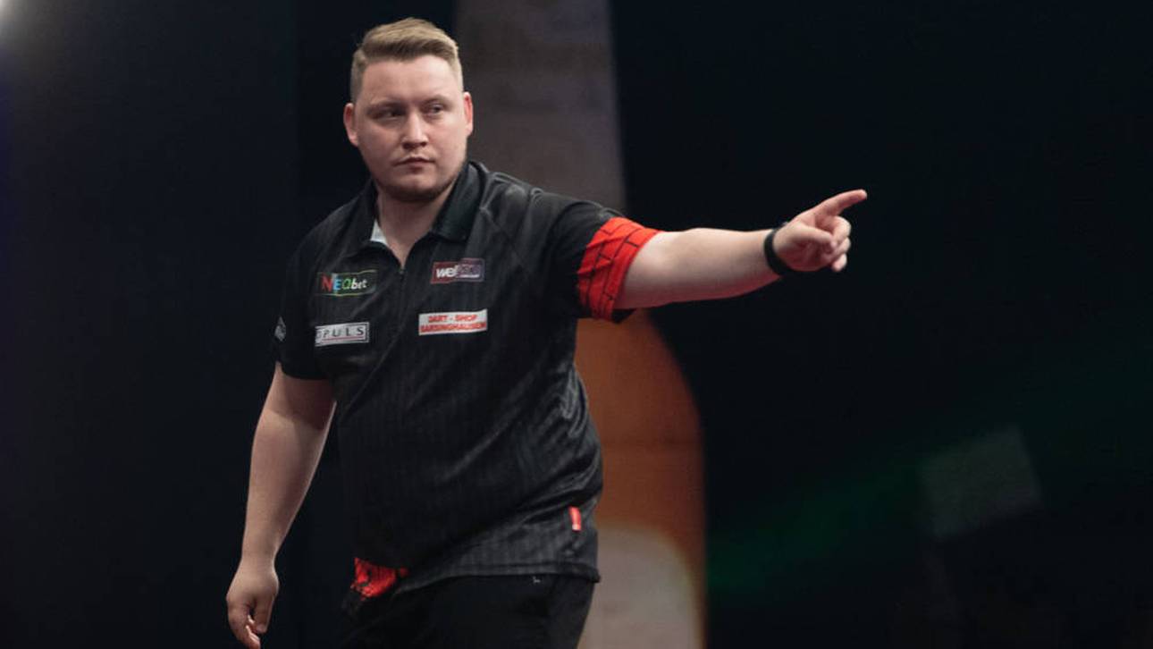 Schindler hält deutsche Fahne hoch