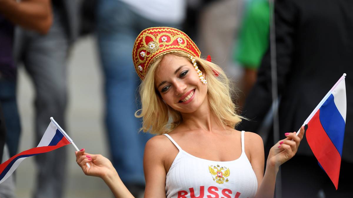 Bei angenehmen Temperaturen um die 20 Grad strahlt diese russische Anhängerin vor dem Spiel ihres Teams