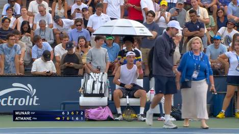 Terence Atmane und Jaume Munar liefern sich bei den US Open einen erbitterten Kampf. Das Erstrundenmatch beinhaltet etliche Medical Timeouts, zwischenzeitlich verweigert der Physio sogar die Behandlung.