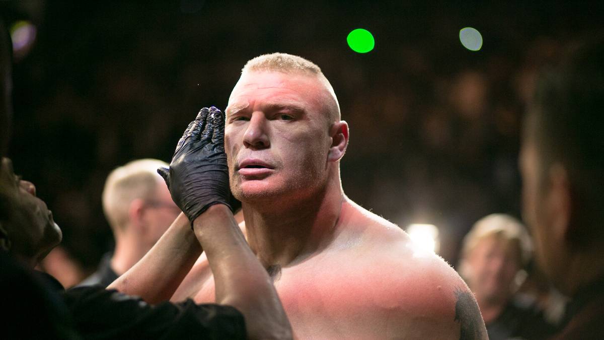 Brock Lesnar (l.) legte sich bei UFC 226 mit Schwergewichts-Champ Daniel Cormier (r.) an