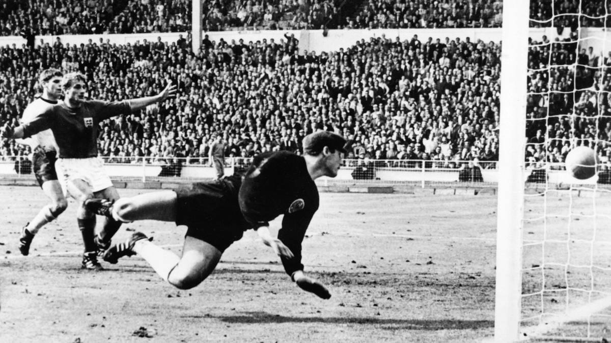 Nach einem 2:2 in der regulären Spielzeit folgt die Verlängerung mit Geoff Hursts berühmtem Wembley-Tor - der Ball prallt von der Unterkante der Latte vor bzw. hinter die Linie, je nach Glaubensrichtung. Es zählt jedenfalls, England siegt 4:2 nach Verlängerung und ist Weltmeister. Kein Treffer in der Fußball-Geschichte ist so berühmt
