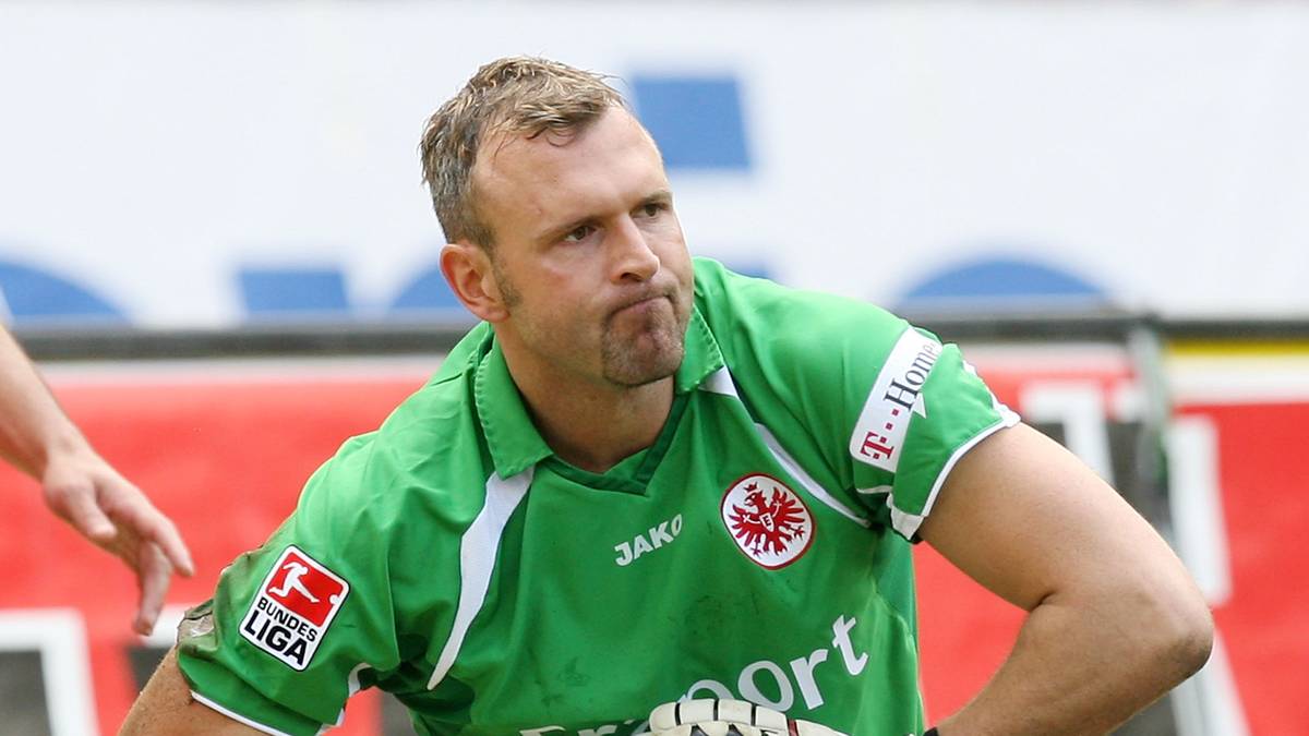 MARKUS PRÖLL: Dem Ex-Frankfurter Markus Pröll wird ein Kind zum Verhängnis: Beim Fliehen vor Autogrammjägern stürzt er über ein kleines Mädchen und fällt so ungünstig, dass er sich eine schmerzhafte Schultereckgelenksprengung zuzieht