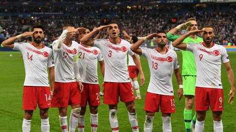 Die türkischen Spieler jubeln mit dem Militärgruß