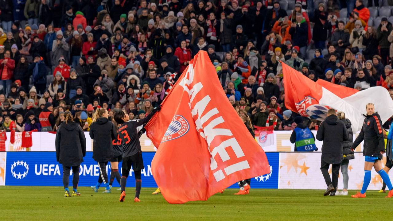 FC Bayern Frauen siegen in der UEFA Women's Champions League 3:1 gegen Barca