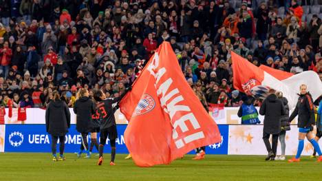 Die Frauen des FC Bayern haben in der Champions League für eine Rekordkulisse gesorgt. Den überraschenden 3:1-Erfolg gegen Barca verfolgten 24.000 Zuschauer.