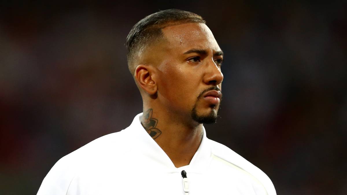 "Alle haben sich jetzt Mesut Özil rausgepickt. Das geht nicht. Mesut ist ein Mensch", sagte Boateng der "Welt am Sonntag"