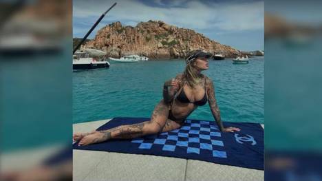 Frankreich-Kicker Theo Hernández hat seinen Sohn sowie seine Partnerin Zoe Cristofoli mit nach Katar gebracht. Die Dame an seiner Seite macht bei der WM durch ihren auffälligen Körper auf sich aufmerksam.