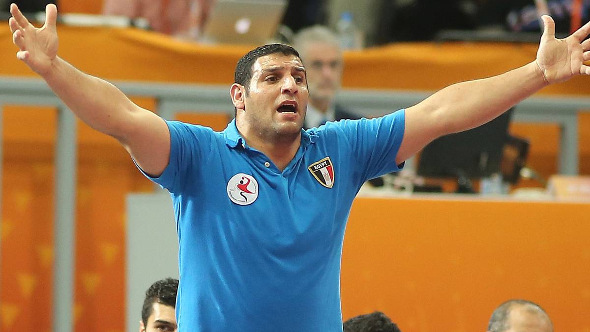 Größter Aktivposten des deutschen Gegners ist Nationaltrainer Marwan Ragab. Immer wieder dirigiert er seine Mannschaft wild gestikulierend an der Seitenlinie