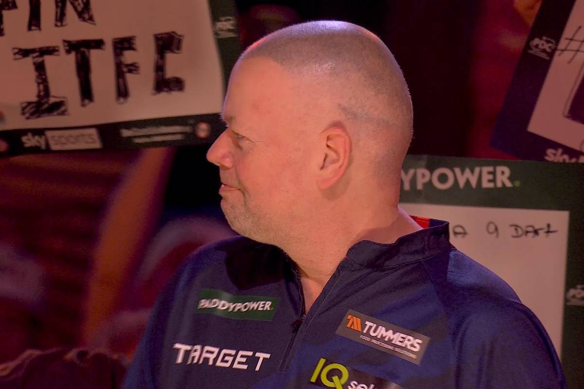 Der legendäre Walk-on von Raymond van Barneveld bei der Darts-WM findet ein abruptes Ende. Nicht nur der Darts-Star ist irritiert, auch die SPORT1-Kommentatoren Basti Schwele und Robert Marijanovic.