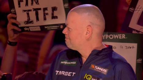 Der legendäre Walk-on von Raymond van Barneveld bei der Darts-WM findet ein abruptes Ende. Nicht nur der Darts-Star ist irritiert, auch die SPORT1-Kommentatoren Basti Schwele und Robert Marijanovic.