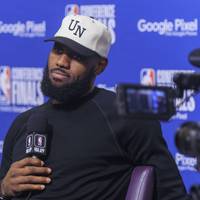 LeBron James hat nach dem Ausscheiden in den Western Conference Finals offen über sein Karriereende gesprochen. Sinnbildlich für die ungewisse Zukunft rund um den King stehen die Los Angeles Lakers vor einer wegweisenden Offseason.