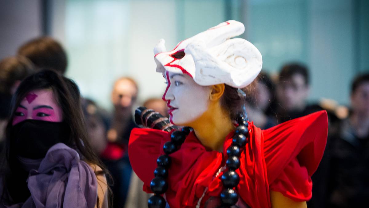 Allein die Kette wirkt bleiern schwer und extrem aufwendig - von der Gesichtsbemalung mal abgesehen