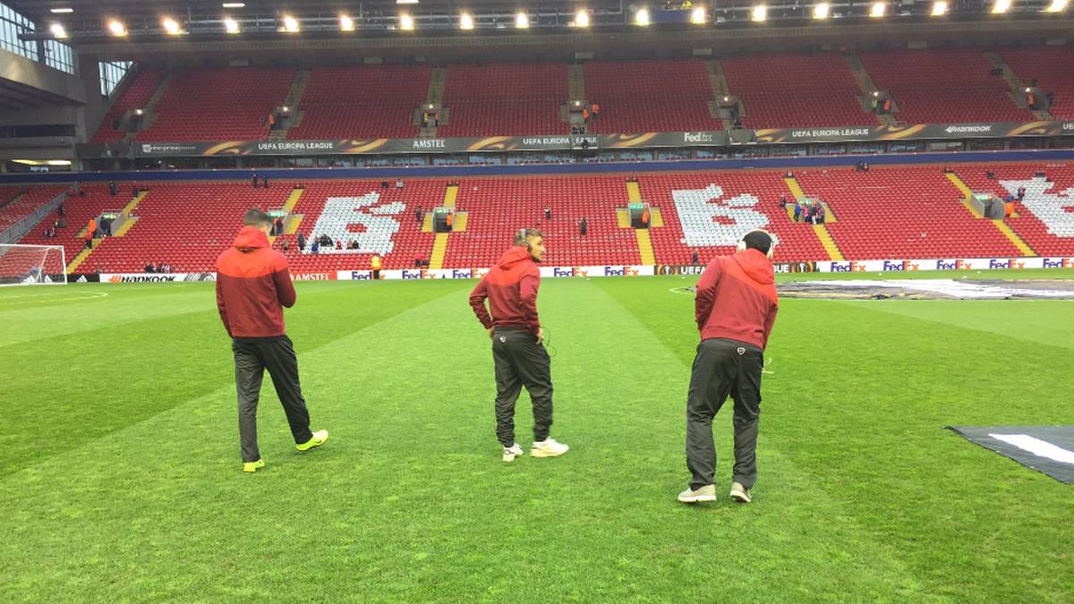 Die Spieler des FC Augsburg betreten erstmalig den sagenumwobenen Rasen an der Anfield Road. Ein großer Moment für jeden Fußballer